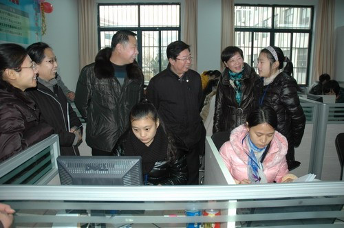 与会领导和来宾到实训中心参观广信公司长征分公司