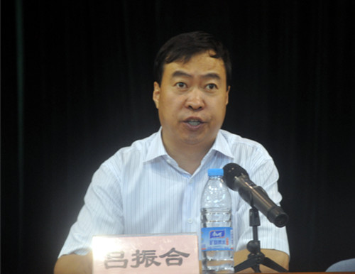 执行院长吕振合教授主持会议